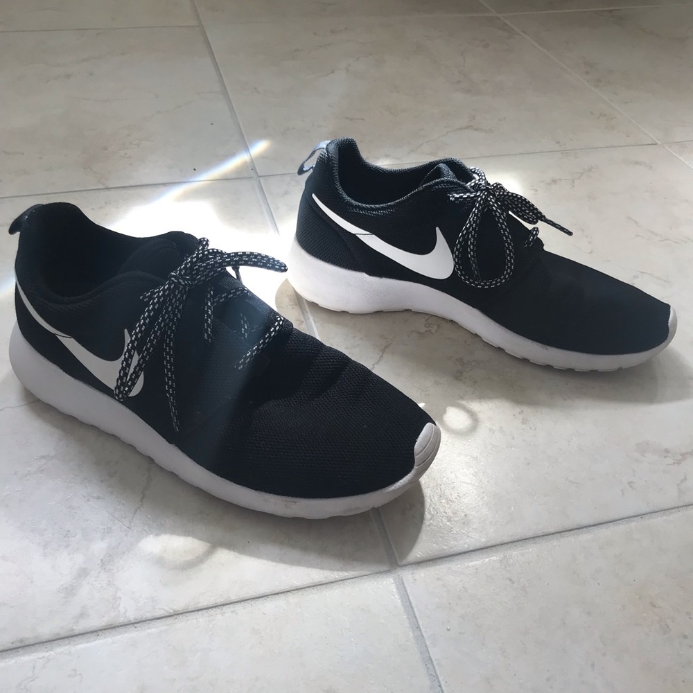 Black Nike Roshes